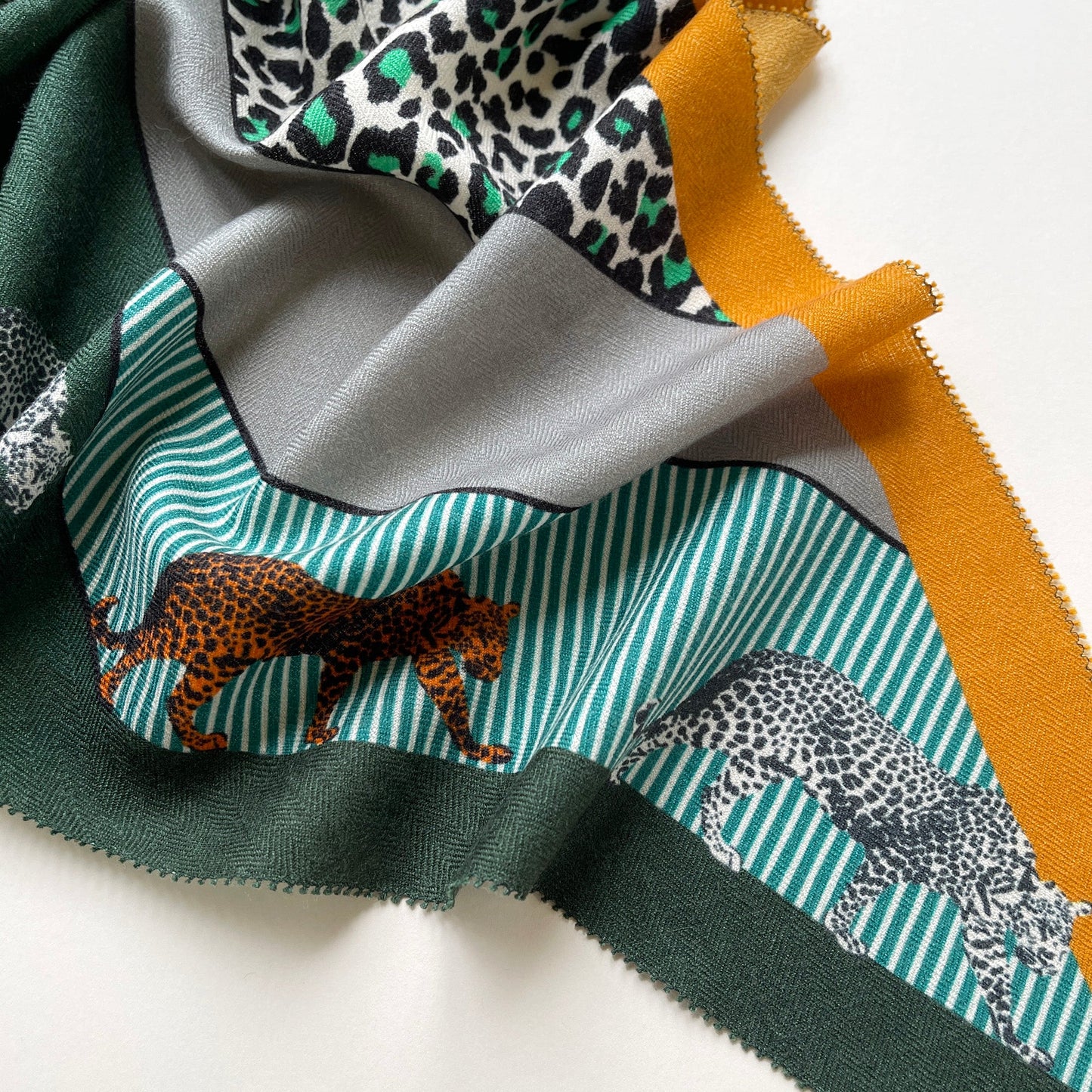 Red Black Leopard Charm Cashmere Scarf - Women's Luxury Silk Blended Scarf